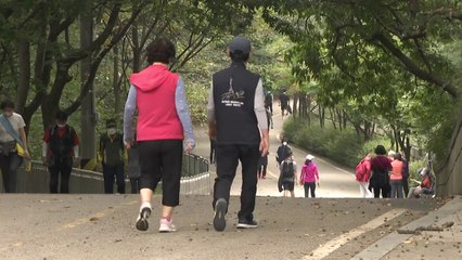 흐린 날씨에도 연휴 등산로 발길...수도권 집단감염 여전 / YTN
