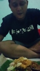 Makan nasi goreng aceh