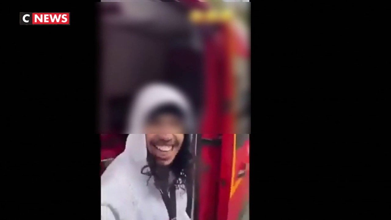 Un homme se filme en train de voler du matériel de pompiers