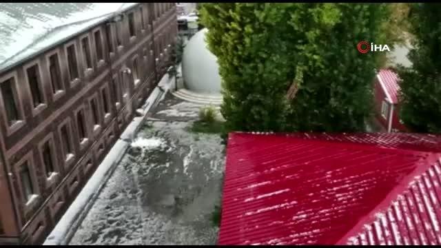 Dolu yağışı sonrası kent beyaza büründü