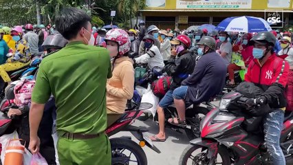 Cô gái trẻ cầm cục tiền lớn phát cho bà con miền Tây về qu