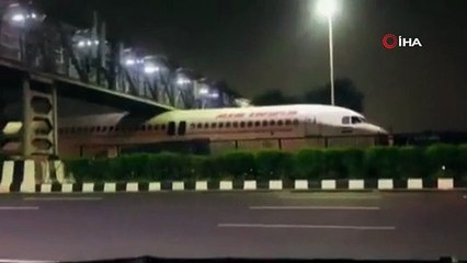 Yolcu uçağı köprünün altına sıkıştı