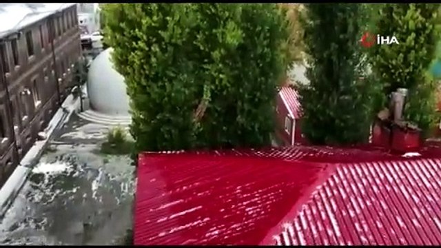 Dolu yağışı sonrası her yer beyaza büründü