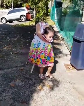 Cette petite fille a le costume d'Halloween le plus effrayant