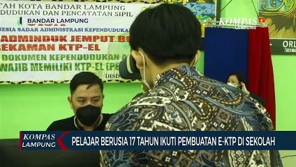 Pelajar Berusia 17 Tahun Ikuti Pembuatan E-KTP di Sekolah