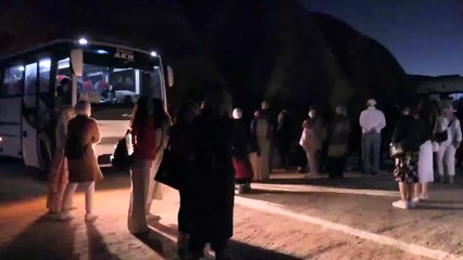 Kapadokya'da balonları izlemek isteyen turistler tepelere akın ediyor