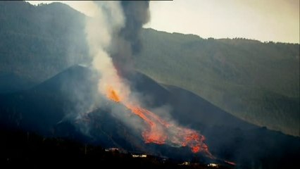 Download Video: Cae parte del cono principal del volcán Cumbre Vieja