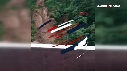 Korku saçan heyelan saniye saniye kamerada