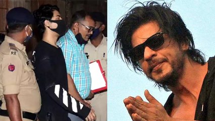 Aryan Khan की गिरफ्तारी के बाद Shahrukh Khan के Support में आए  Fans । Must Watch । Boldsky