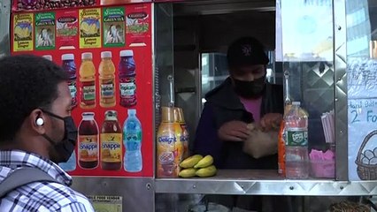 Bureaux vides et absence des touristes : la reprise tarde pour les "street vendors" de New York