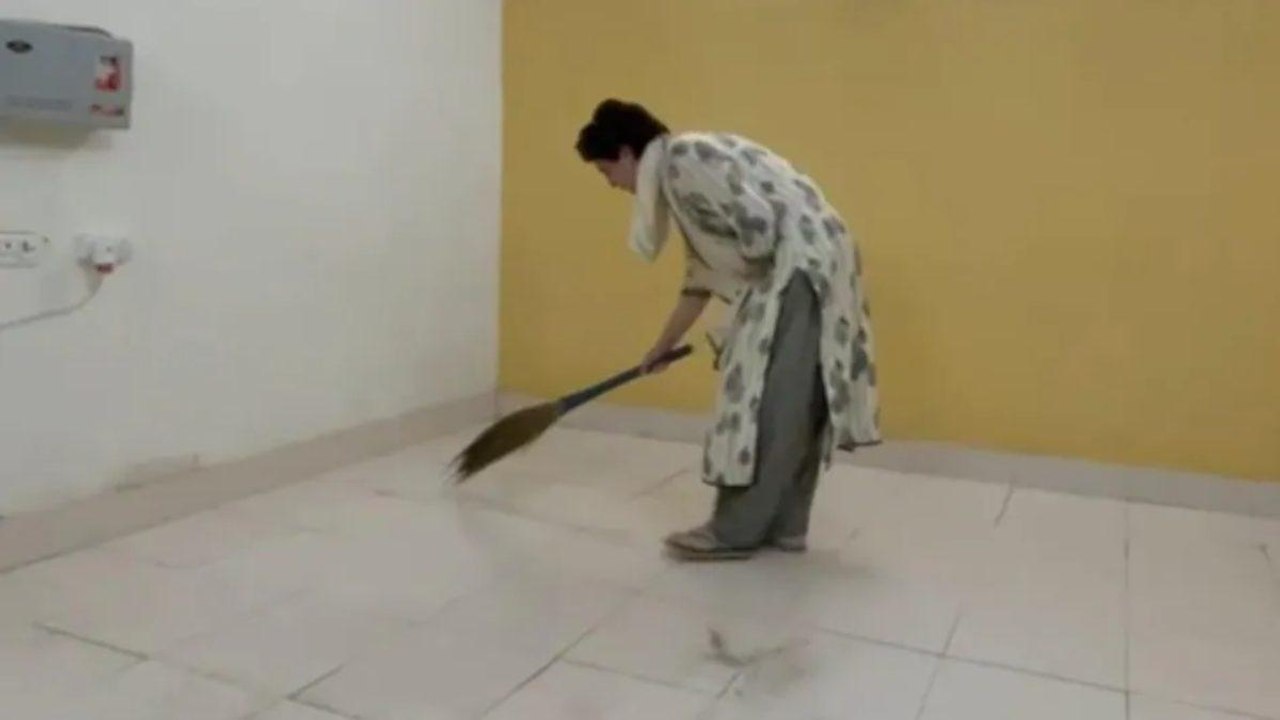 Priyanka sending Gandhigiri message by sweeping floor?