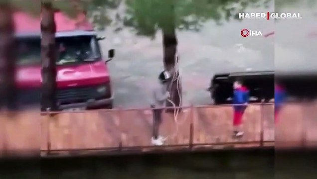 Dere yatağına düşen köpeği halatla kurtardı! Köpek kendisini kurtaran vatandaşa böyle teşekkür etti