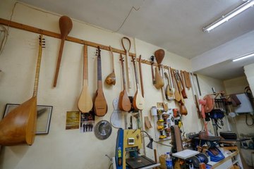 Hukukçu akademisyen, atölyesinde Türk sazlarına hayat veriyor