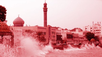 عُماني يتزلج بـ"جيت سكي" وسط إعصار شاهين