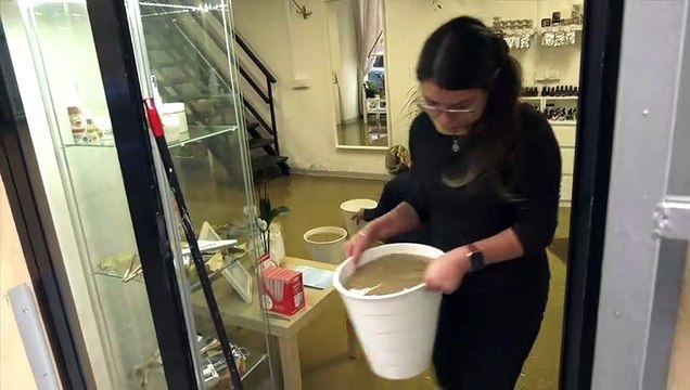 Maltempo, a Savona acqua e fango nelle strade: negozi e locali svuotati con secchi e scope