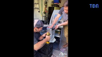 Ils achètent un vieux distributeur d'argent et découvrent 2000 dollars à l'intérieur