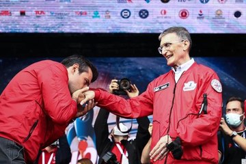 Aziz Sancar'ın elini öpen Selçuk Bayraktar, o anların hikayesini anlattı: Birden dönüp 'Sana sarılmak istiyorum' dedi