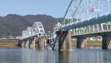 Japonya'da su borularını taşıyan köprü çöktü: 60 bin hane susuz kaldı