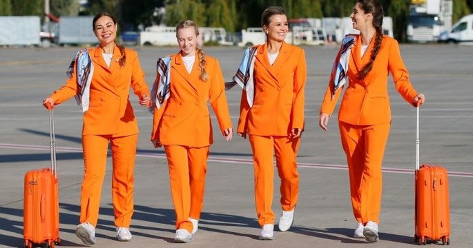 Cette compagnie aérienne troque le traditionnel uniforme des hôtesses de l'air par des pantalons et des baskets