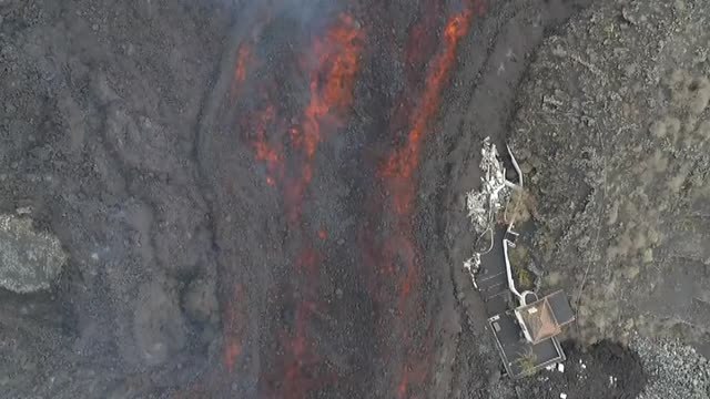 La nueva colada del volcán se encuentra a 300 metros del mar
