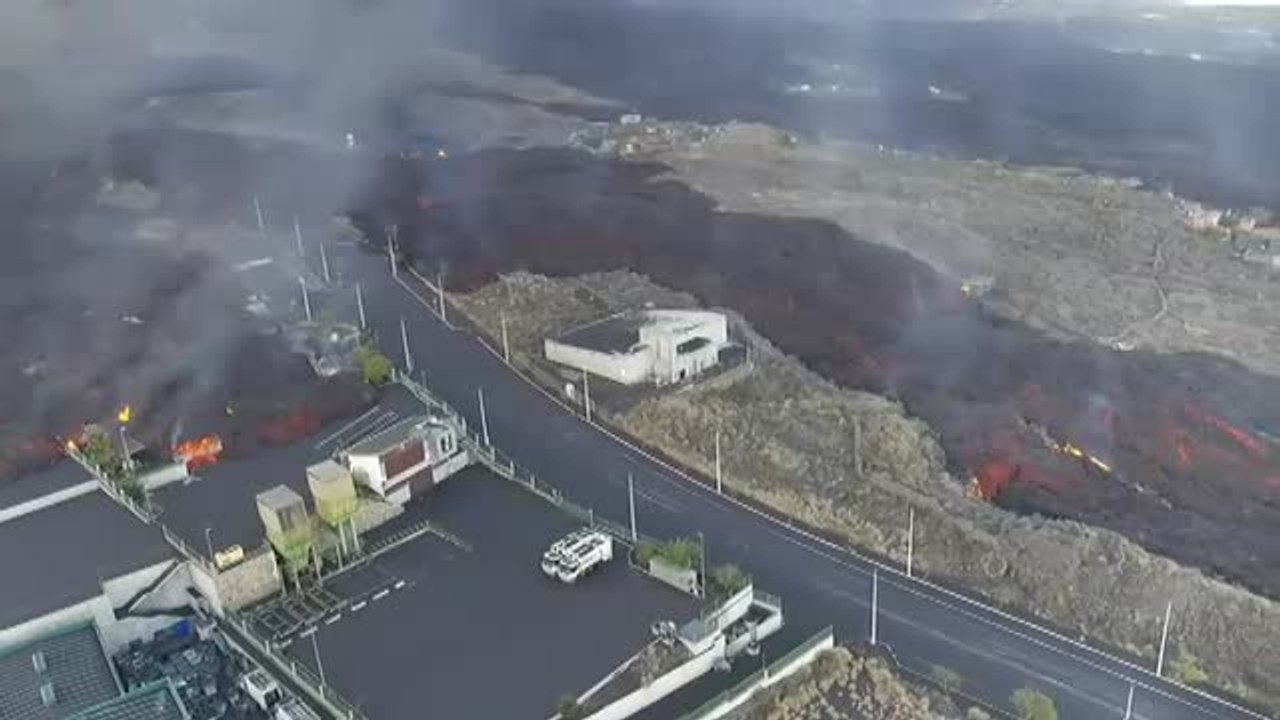 Una bifurcación de la nueva colada arrasa un polígono industrial