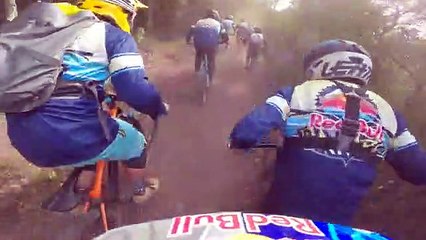 Download Video: Ce biker part dernier et remonte 150 adversaire en VTT de descente