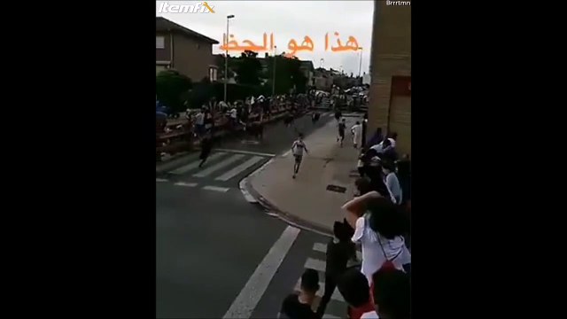 Un homme très chanceux échappe à 5 reprises aux taureaux