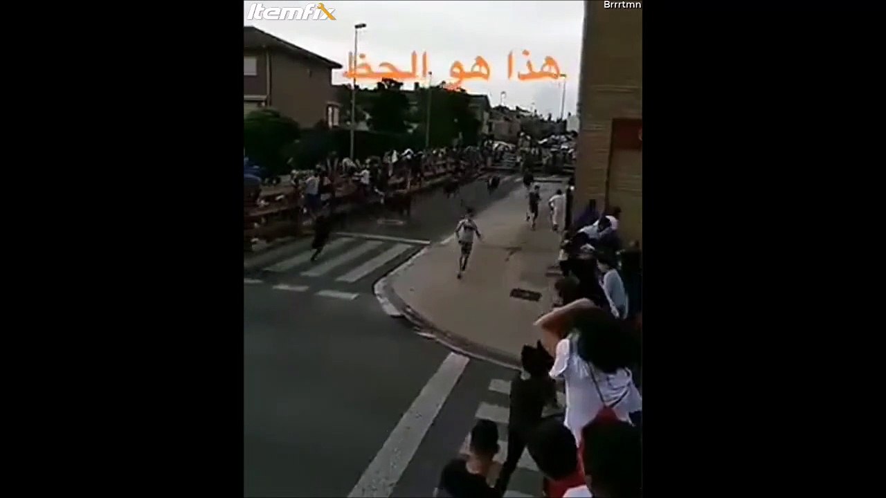 Un homme très chanceux échappe à 5 reprises aux taureaux