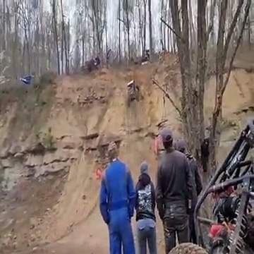 Concours de montée verticale en buggy... Impressionnant et risqué
