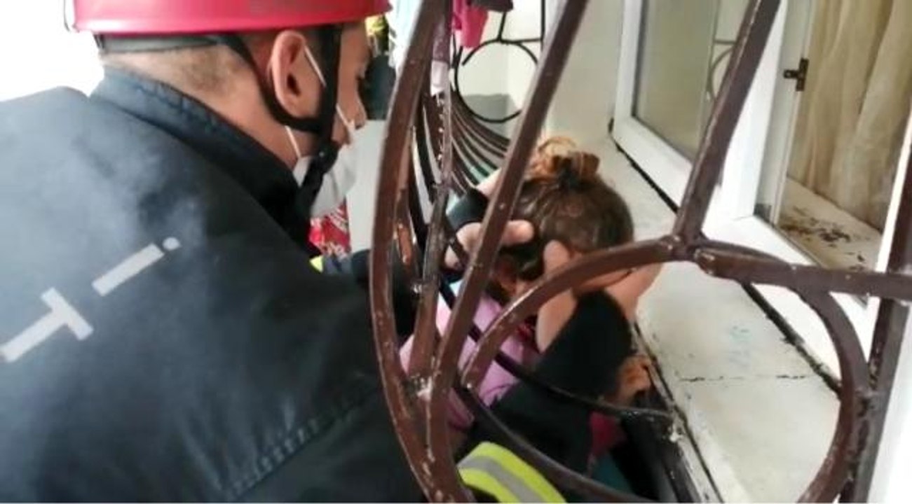 Son dakika: Başı pencere demirine sıkışan çocuğu itfaiye kurtardı