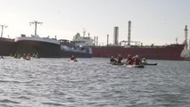 ROTTERDAM - Hollanda'da Greenpeace üyeleri petrol rafinerisinin girişini kapattı