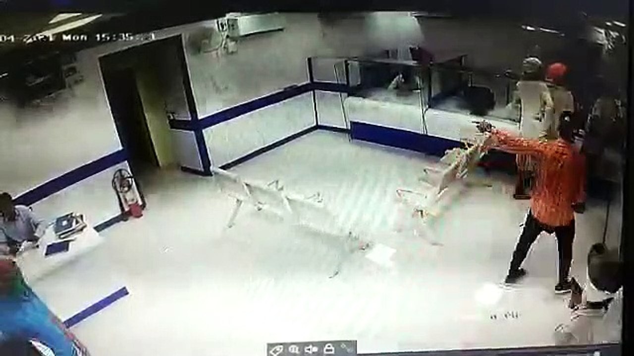दिन दहाड़े बैंक में डाका, 2 मिनट में 5 लाख 23 ह...
