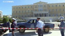 Αθήνα: Μπούκαρε με το αγροτικό του όχημα στο Μνημείο του Άγνωστου Στρατιώτη