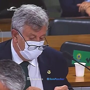 Le sénateur Heinze porte 2 paires de lunettes