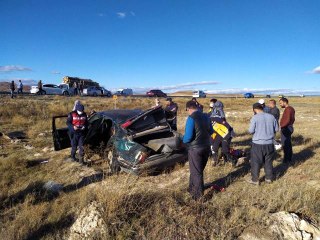 Tarlaya uçan otomobil hurdaya döndü: 2 yaralı