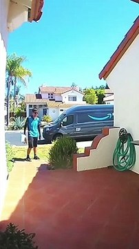 Un livreur Amazon jette accidentellement un colis sur un toit