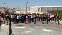 İşten çıkarılan işçilerden fabrika önünde eylem