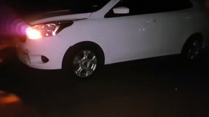 Gol fica com a lateral danificada após colisão em Cascavel