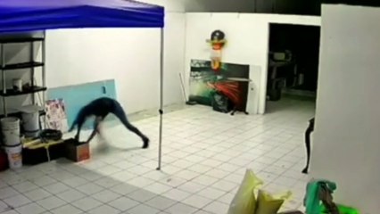 Ngeri! Lihat Yang Terjadi Pada Cewek Ini Saat Sendirian, CCTV Ini Buktinya