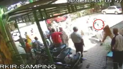 Kisruh Pelebaran Musala, Seorang Kepala Lingkungan di Medan Lempar Batu ke Kaca Musala