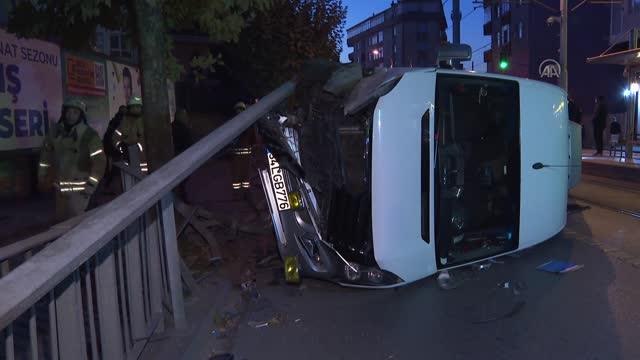 Güngören'de servis aracı tramvay yoluna devrildi