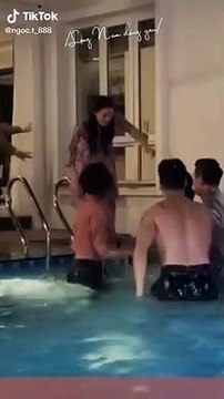 Mạnh Trường chăm sóc Phương Oanh ở hậu trường Hương Vị Tình Thân