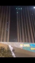 Işık gösterisinde arızalanan onlarca drone izleyicilerin üzerine düştü