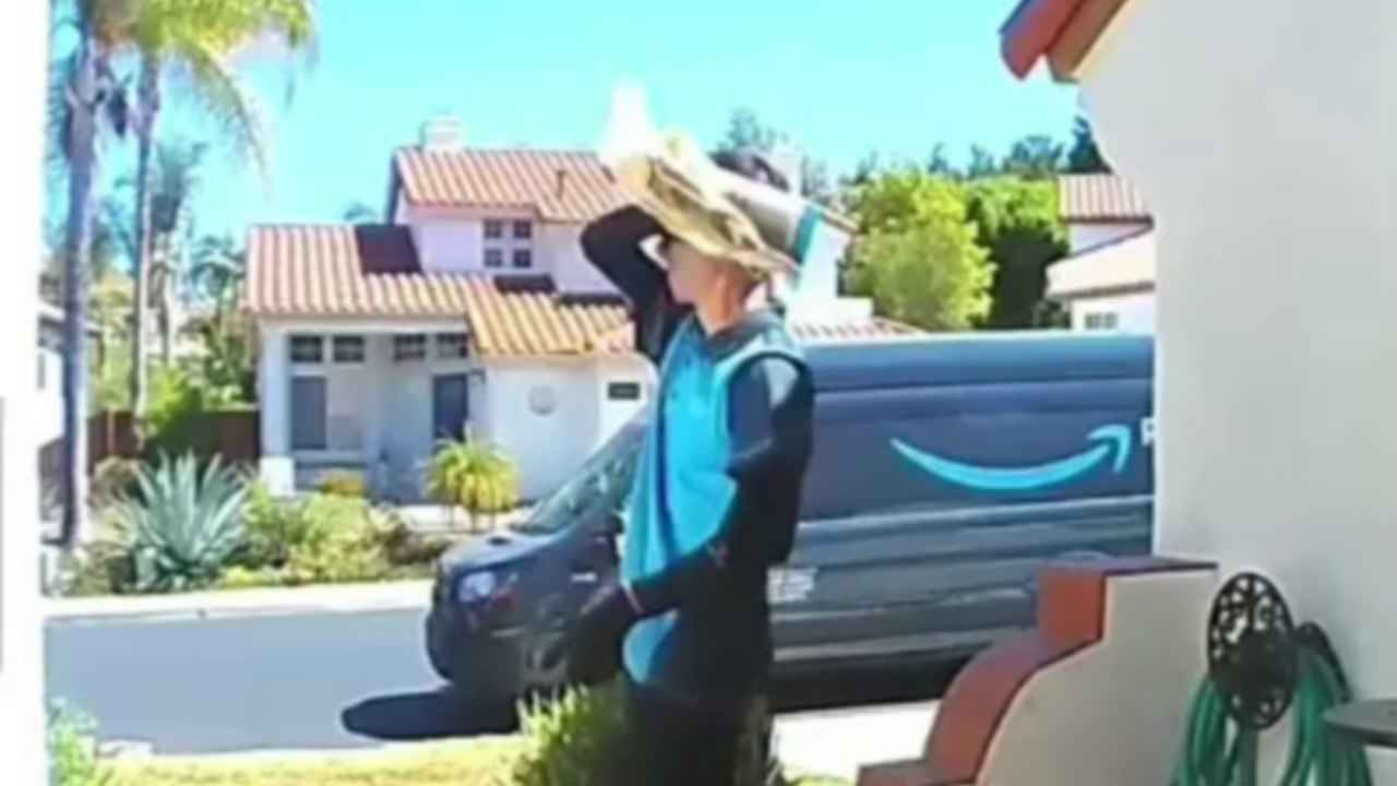 Un livreur jette accidentellement un colis sur le toit du client