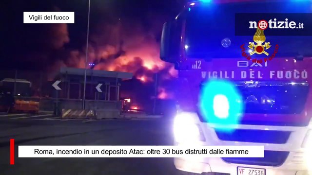 Roma, incendio in un deposito Atac: oltre 30 bus distrutti dalle fiamme