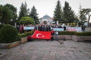 Dünya Yürüyüş Günü'nde Türk bayrağıyla Hayme Ana'nın türbesine yürüdüler
