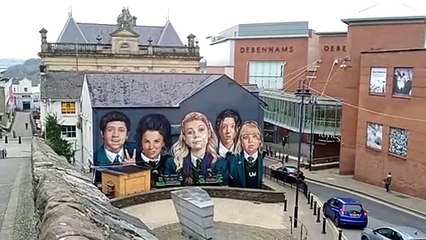 下载视频: Derry Girls mural, Derry City by UV Arts