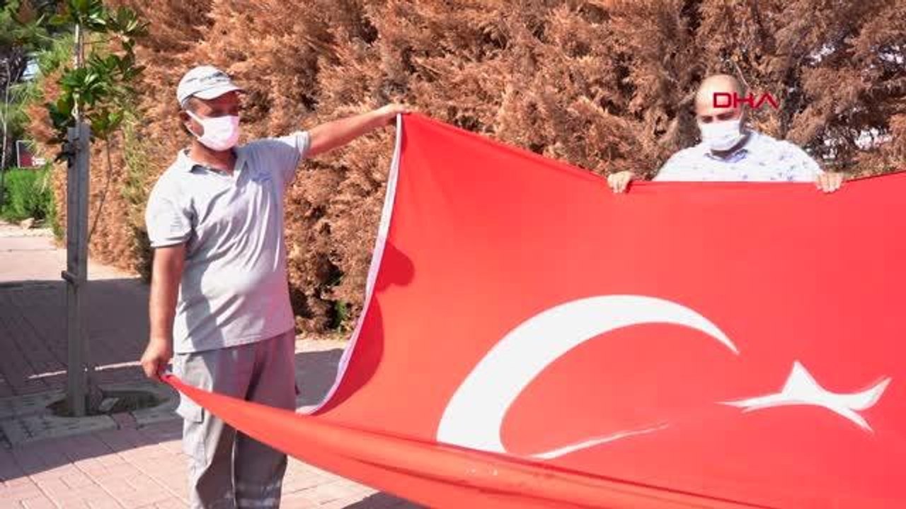 ÇÖPTEN ÇIKARDIĞI TÜRK BAYRAĞI'NI EVİNİN BALKONUNA ASTI