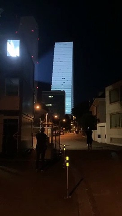 Il trolle le mapping géant sur la tour Roche à Bâle (Suisse)
