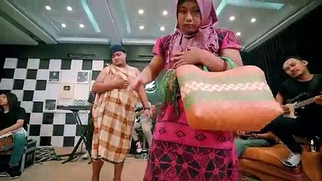 DENNY CAKNAN FT NDARBOY GENK  MENDUNG TANPO UDAN OFFICIAL LIVE MUSIC  DC MUSIK_